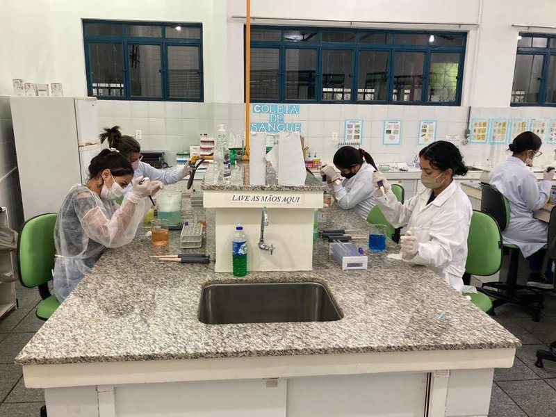 Estudantes do IFRR no laboratório