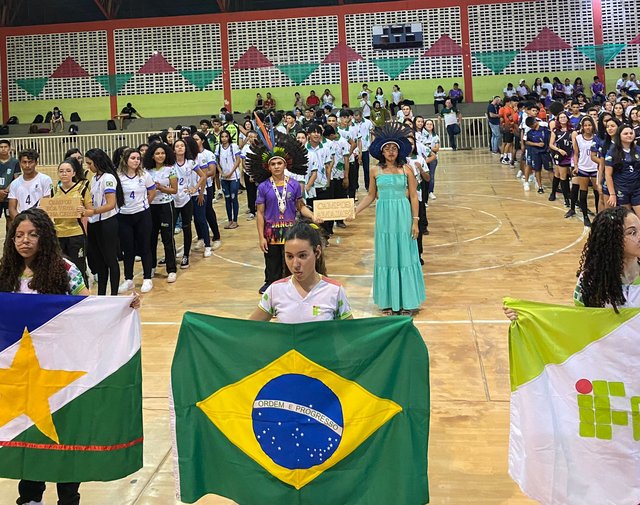 A abertura oficial do JIFs ocorreu na noite desta segunda-feira, dia 7, com a apresentação das delegações dos cinco campi do IFRR