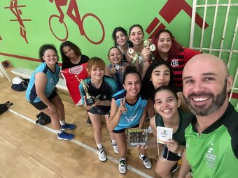 Basquete feminino do CBV com o técnico Paulo Russo - Ft Divulgação