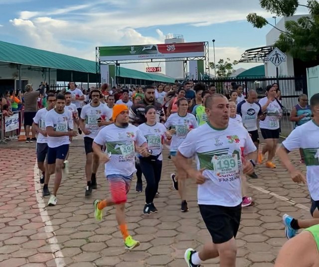 Com percurso de 5km na corrida e 3km na caminhada, o evento reuniu servidores e servidoras, estudantes e pessoas da comunidade externa