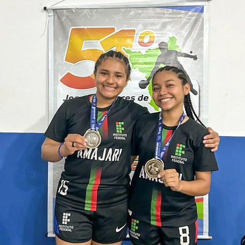 Medalhistas no tênis de mesa Dhulie Lopes e Hadhija Santos do IFRR CAM - Ft Divulgação