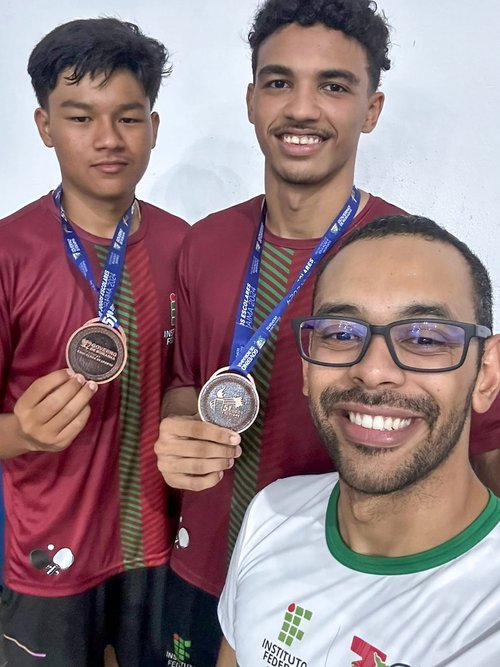Os mesatenistas do CAM, João Pedro Silva de Carvalho e Robson Nakayama, e o treinador Halyson David