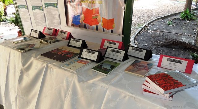 A ajuda para publicações de livros e artigos, e para participação em eventos científicos, é destinada a servidores e servidoras do IFRR, além de estudantes regulares e também aquelas pessoas que foram formadas pela instituição, os chamados egressos